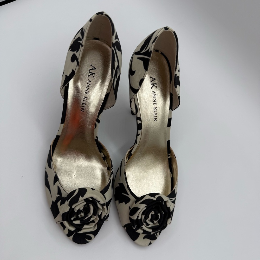 Anne Klein Peep Toe Rosette Heels Black Cream Floral Elegant Pumps Size 7 - Picture 3 of 16